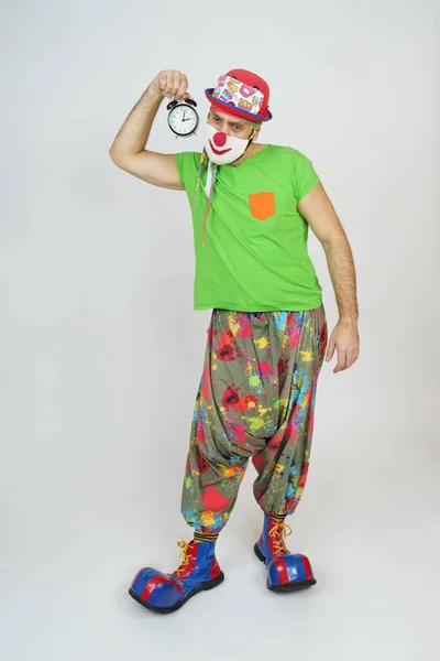 Ferien Und Spaßkonzept Der Clown Hält Einen Wecker Der Hand — Stockfoto