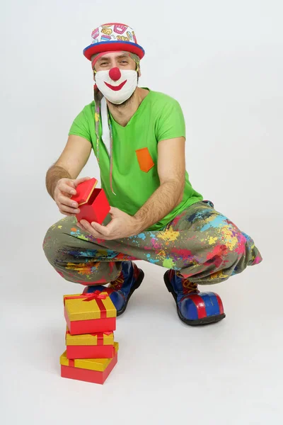 Ferien Und Spaßkonzept Der Clown Öffnet Geschenke Blickt Die Kamera — Stockfoto