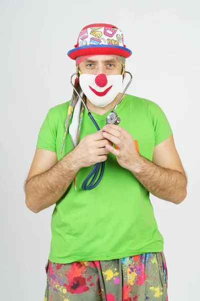 Ferien Und Spaßkonzept Der Clown Spielt Arzt Plagt Sich Mit — Stockfoto