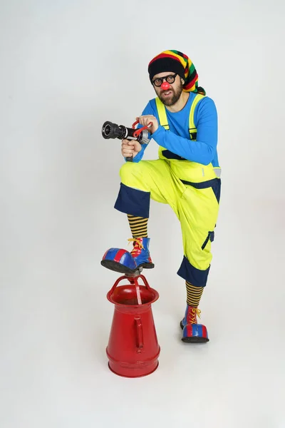 Ferien Und Spaßkonzept Der Clown Hält Ein Feuerfass Der Hand — Stockfoto