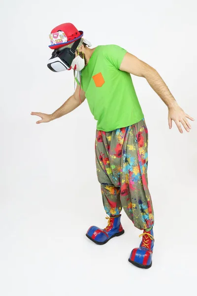 Ferien Und Spaßkonzept Der Clown Spielt Hat Eine Virtuelle Brille — Stockfoto