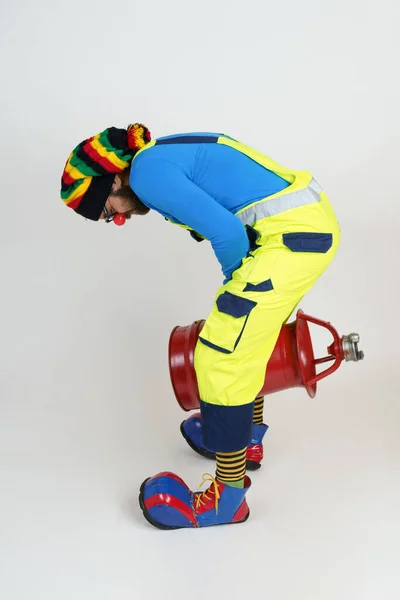Vakantie Plezier Concept Clown Brandweerman Houdt Een Vuurloop Tussen Zijn — Stockfoto