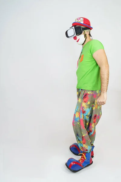 Ferien Und Spaßkonzept Der Clown Spielt Hat Eine Virtuelle Brille — Stockfoto