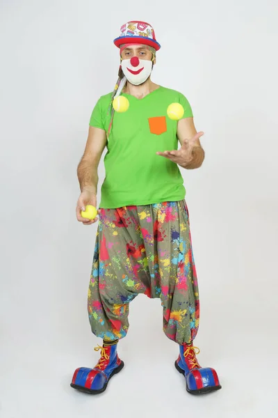 Vakantie Plezier Concept Clown Goochelt Met Ballen Geïsoleerd Wit — Stockfoto