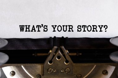 Yazılı metni olan klasik daktilo - What Your StORY, bir kağıt üzerinde
