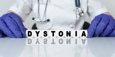 Tıp ve sağlık konsepti. Doktor, Cubes DYSTONIA 'dan bir söz aldı.