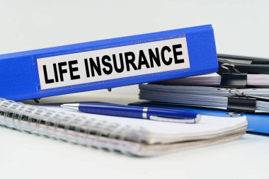 İş ve finans kavramı. Masanın üzerinde bir defter, bir kalem, belgeler ve üzerinde 