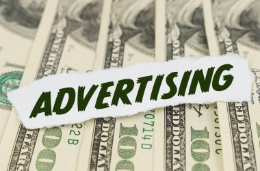 İş ve finans kavramı. Dolarların arka planında bir kağıt parçası yatıyor - AVRUPA