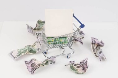 İş ve eğitim kavramı. Buruşuk para ve üzerinde para ve tuval olan bir el arabası.