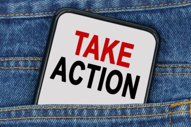 İş ve finans kavramı. Kot pantolonun cebinde ekranda akıllı bir telefon var. Metin - Eylem Alanı