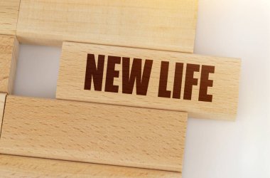 İş ve finans kavramı. Masanın üzerinde tahta bir Jenga var, bir Jenga 'nın üzerinde yazıyor - YENİ HAYAT