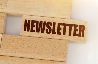 İş ve finans kavramı. Masanın üzerinde tahta bir Jenga var, bir Jenga 'da öyle yazıyor.