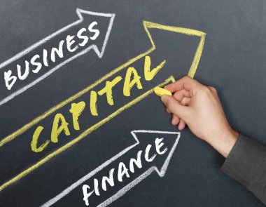 İş ve finans kavramı. Tahtaya oklar çiziliyor, içinde yazılar var - İş, Finans, CAPITAL