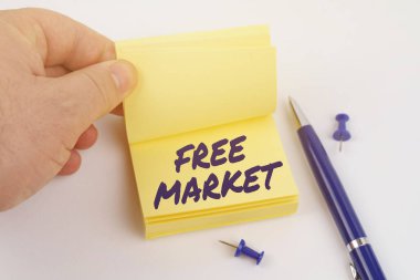 İş ve finans kavramı. Adam etiketleri karıştırıyor, çarşafta diyor ki - Özgür MARKET