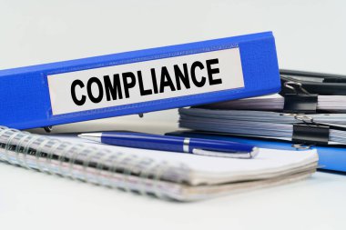 İş ve finans kavramı. Masanın üzerinde bir defter, bir kalem, belgeler ve üzerinde yazı olan bir klasör var.