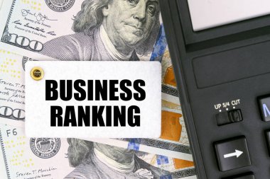 İş ve finans kavramı. Masanın üzerinde dolar, hesap makinesi ve bir etiket var. Üzerinde 