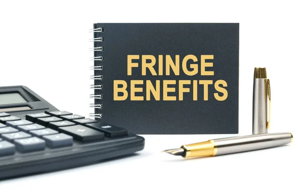 İş ve finans. Beyaz bir arkaplanda, bir hesap makinesi, bir kalem ve siyah bir defter var - FRINGE BENEFITS