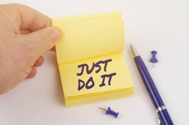 İş ve finans kavramı. Adam etiketleri karıştırıyor, çarşafta diyor ki - Yap gitsin.