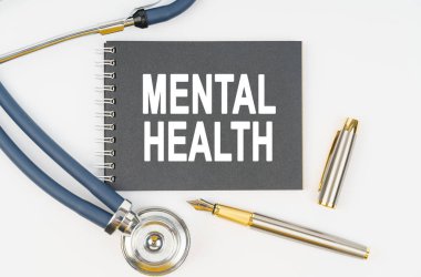 İlaç ve sağlık. Beyaz arka planda bir stetoskop, bir kalem ve üzerinde 