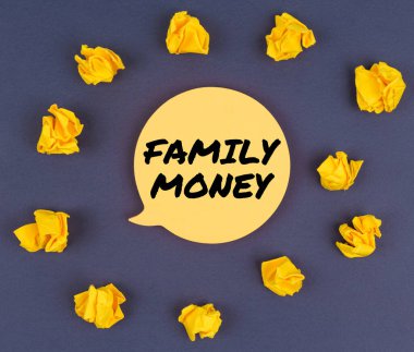 İş ve Ekonomi. Buruşuk kağıt parçalarının arasında üzerinde 