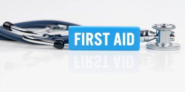 Tıp ve sağlık konsepti. Beyaz yansıtıcı yüzeyde bir stetoskop ve üzerinde 