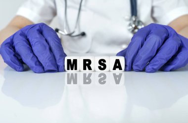 Tıp ve sağlık konsepti. Doktor, MRSA Küpleri 'nden haber topladı. METHİKSİLİN-RESİSTAN STAPHİLOKOKUS AYUSTÜSÜ.