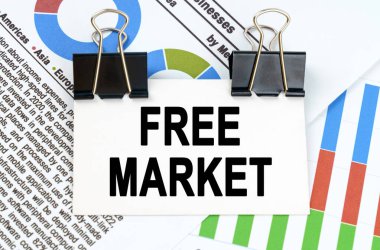 İş ve finans. Raporlama grafikleri ve diyagramları arasında yazılı bir levha var - FREE MARKET