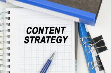 İş ve Ekonomi. Belgeler arasında, klasörler, yazılı bir defter - KONUŞAN STRATEGY