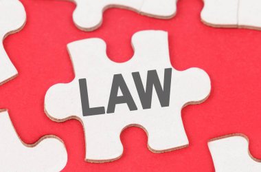 İnsanlar ve iş. Kırmızı arka planda, beyaz bulmacalar arasında yazılı olan bir bulmaca var: