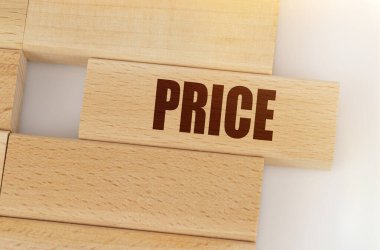 İş ve finans kavramı. Masada ahşap bir Jenga var, Jenga 'nın üzerinde yazıyor.