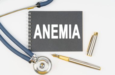 İlaç ve sağlık. Beyaz arka planda bir steteskop, bir kalem ve üzerinde 