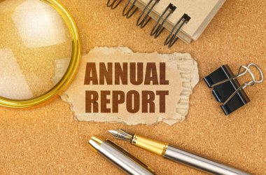 İş ve finans kavramı. Masanın üzerinde ofis eşyaları ve yazılı bir karton var- Yıl dönümü