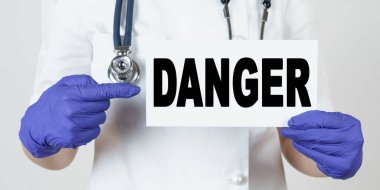 Tıp ve sağlık konsepti. Doktor parmağıyla 