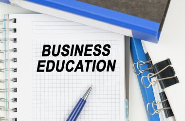 İş ve Ekonomi. Belgeler, klasörler arasında, üzerinde 