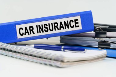 İş ve finans kavramı. Masanın üzerinde bir defter, bir kalem, belgeler ve üzerinde yazı olan bir klasör var.