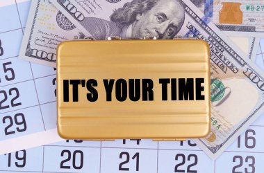 İş ve finans. Masanın üzerinde bir takvim, para ve üzerinde yazı olan bir çanta var.