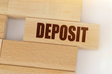 İş ve finans kavramı. Masada ahşap bir Jenga var, Jenga 'nın üzerine yazılmış - DEPOSIT