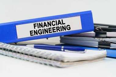 İş ve finans kavramı. Masanın üzerinde bir defter, bir kalem, belgeler ve üzerinde yazı olan bir klasör var.