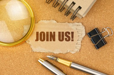 İş ve finans kavramı. Masanın üzerinde ofis eşyaları ve üzerinde 