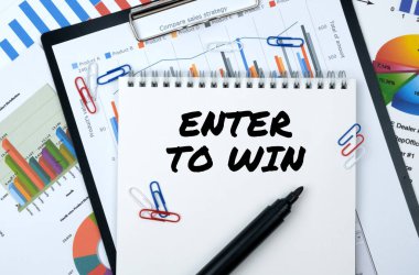 İş ve finans. Masanın üzerinde raporlar, çizelgeler ve üzerinde 