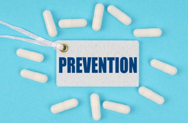 Tıp ve sağlık konsepti. Masanın üzerinde bir etiket var hapların arasında diyor ki: