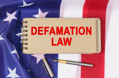 Kanun ve düzen kavramı. Amerika Birleşik Devletleri bayrağının arka planında üzerinde 