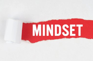 İş ve finans. Kırmızı arkaplandaki yırtık beyaz kağıdın arkasında, metin - Mindset