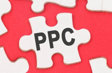 İş ve Ekonomi. Kırmızı arkaplanda, beyaz bulmacalar arasında bir bulmaca yatıyor - PPC