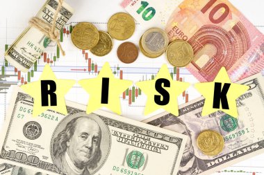 Finans ve ekonomi kavramı. Haritalar ve paralar arasında yazıtlı yıldız işaretleri de var - RISK