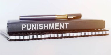 İş ve eğitim kavramı. Masanın üzerinde bir defter, bir kalem ve bir kitap var. Kitap diyor ki - KÜTÜKÜK