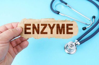 Tıp ve sağlık konsepti. Mavi arka planda, bir adam üzerinde 