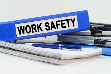 İş ve finans kavramı. Masanın üzerinde bir defter, bir kalem, belgeler ve üzerinde 