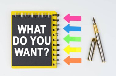 İş ve finans kavramı. Beyaz arka planda bir kalem, oklar ve üzerinde yazı olan bir defter var.