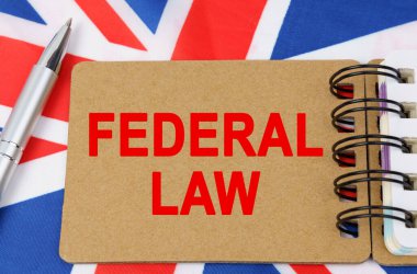 Hukuk ve adalet kavramı. Büyük Britanya bayrağının arka planında üzerinde 